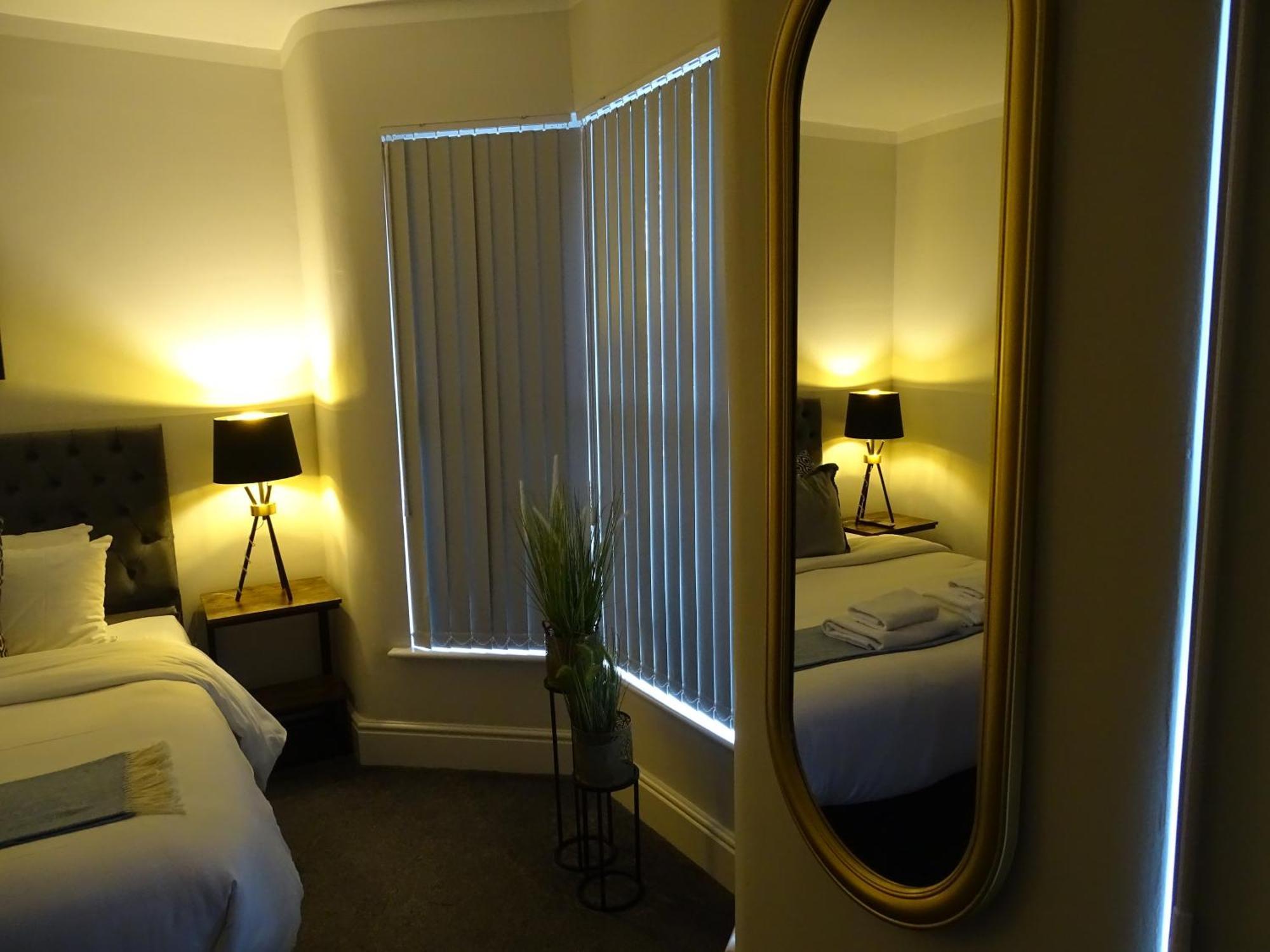 Modern & Stylish Home At The Corner Of Famous Penny Lane In Liverpool Eksteriør bilde